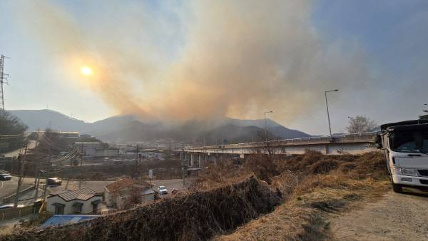 지난 22일 한림면 안곡리 야산에서 발생한 불이 23일 현재까지 이어지면서 소방당국이 진화에 총력전을 펴고 있다. 김해시 제공