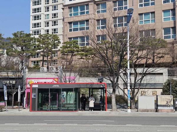 부산 동래구 사직야구장 인근에 설치된 스마트 버스정류장. 동래구 제공