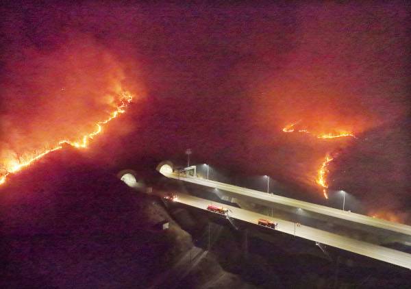 경북 의성군 서산영덕고속도로 일대 야산 능선이 23일 벌겋게 불타오르고 있다. 불길은 오른쪽 고속도로까지 위협하고 있다. 의성, 경남 산청, 울산 울주 등에서 발생한 대형 산불로 엄청난 산림이 불에 타고, 4명이 목숨을 잃었다. 성묘객 실화 등 사소한 실수가 대형 산불로 이어졌다. 의성=윤웅 기자