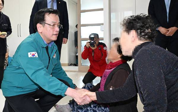 최상목 대통령 권한대행 부총리가 22일 경남 산청군 한국선비문화연구원에 마련된 산불 주민대피소에서 임시 대피 중인 주민을 위로하고 있다. 최 권한대행은 이날 대형 산불로 피해가 발생한 경남 산청군을 특별재난지역으로 선포했다. 연합뉴스