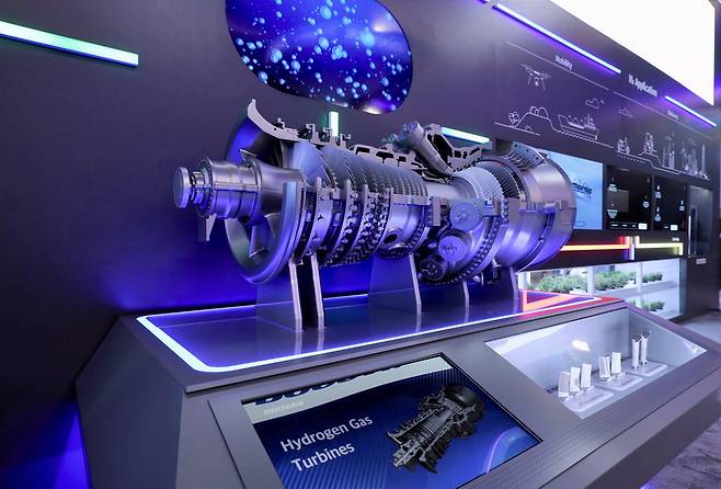 두산에너빌리티가 탄소 배출 감축을 목표로 개발하고 있는 수소 터빈엔진 모형.  두산그룹