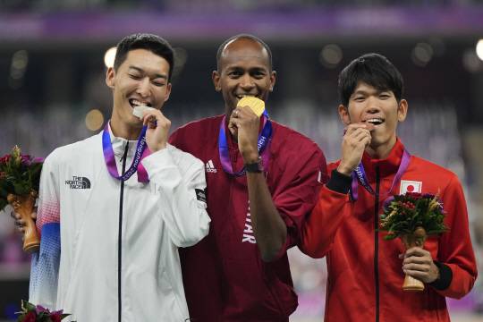 우상혁(왼쪽)과 카타르의 무타즈 에사 바르심(가운데). AP뉴시스