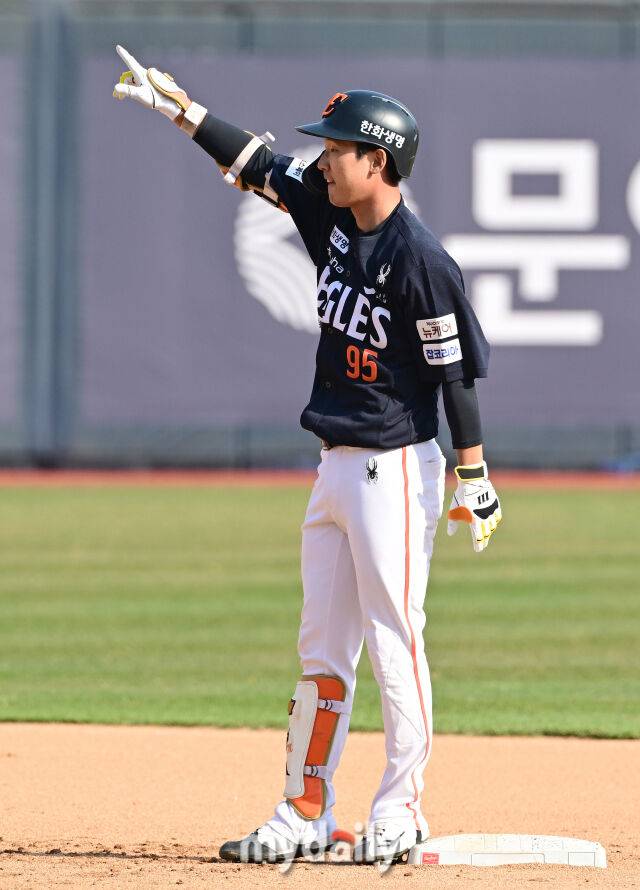 2025년 3월 22일 오후 경기도 수원KT위즈파크에서 '2025 신한 SOL뱅크 KBO 리그' 한화 이글스와 KT 위즈의 경기.한화 황영목이 7회초 1사 2루서 1타점 동점 2루타를 친 뒤 기뻐하고 있다./수원=유진형 기자