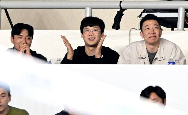 문성민 은퇴식을 축하하기 위해 참석한 친구들이 문성민의 활약에 흐믓한 미소를 짓고 있다 / 한국배구연맹(KOVO)