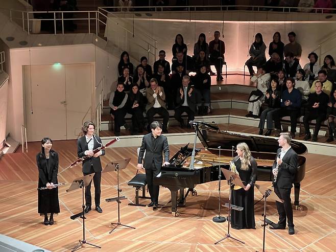 베를린필하모닉 상주 음악가 조성진(가운데)과 김성경(오른쪽 첫번째)을 비롯한 카라얀 아카데미 학생들이 함께 한 공연/고승희 기자