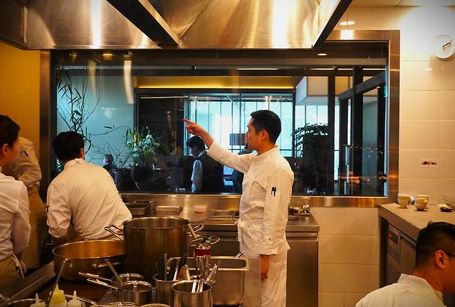 주방에서의 서현민 셰프. 채상우 기자