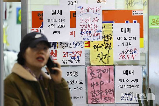 [서울=뉴시스] 김근수 기자 = 지난 19일 서울 송파구의 한 부동산 앞에 아파트 시세 안내문이 붙어 있다. 정부가 서울 한강벨트 중심으로 폭발하는 집값 상승에 대응해 강남3구와 용산구 전체를 토지거래허가구역 제도(토허제)로 확대해 묶기로 했다. 지난 달 서울시가 송파구와 강남구 일부에 대해 토허제를 해제했으나 불과 한 달 여만에 재지정했다. 2025.03.23. ks@newsis.com