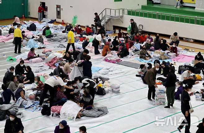 [의성=뉴시스] 이무열 기자 = 22일 오후 경북 의성군 안평면 괴산리에서 발생한 산불이 확산하며 주민들이 의성실내체육관으로 대피해있다. 2025.03.22. lmy@newsis.com