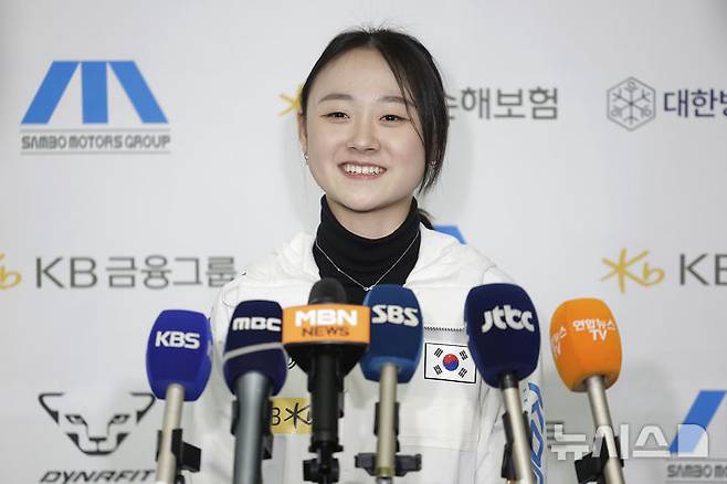 [서울=뉴시스] 최동준 기자 = 피겨 김채연이 11일 서울 노원구 태릉선수촌 빙상장에서 훈련을 마친 뒤 취재진 질문에 답변하고 있다. 2025.03.11. photocdj@newsis.com