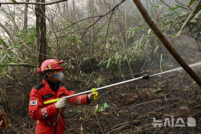 [산청=뉴시스] 차용현 기자 = 23일 오전 경남 산청군에서 발생한 대형 산불이 3일째 이어지고 있는 가운데 산청군 산불전문진화대 홍구탁 대장과 대원들이 진화작업을 펼치고 있다. 2025.03.23. con@newsis.com