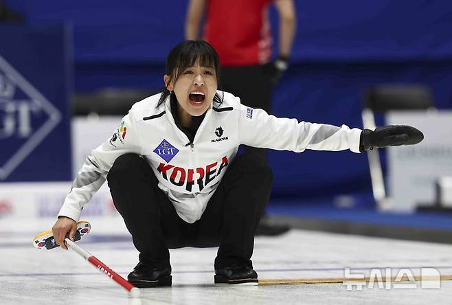 [의정부=뉴시스] 김근수 기자 = 15일 경기 의정부빙상장에서 열린 2025 LGT 세계여자컬링선수권대회 대한민국과 일본의 경기에서 스킵 김은지가 스톤 경로를 보며 소리를 지르고 있다.  2025.03.15. ks@newsis.com