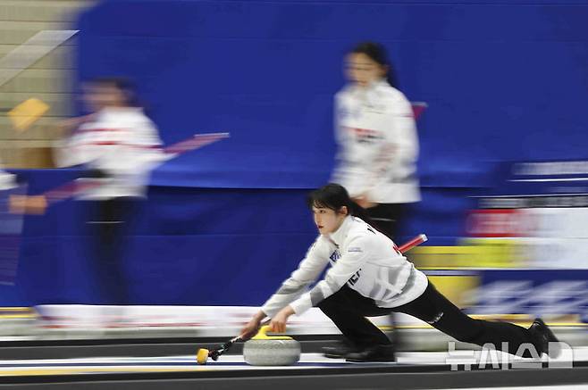 [의정부=뉴시스] 김근수 기자 = 15일 경기 의정부빙상장에서 열린 2025 LGT 세계여자컬링선수권대회 대한민국과 일본의 경기에서 리드 설예은이 스톤을 투구하고 있다.  2025.03.15. ks@newsis.com