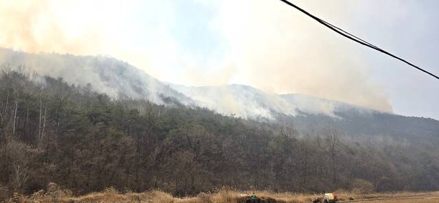 23일 경북 의성군 안평면 석탑1리 야산에서 산불이 능선을 타고 번지고 있다.