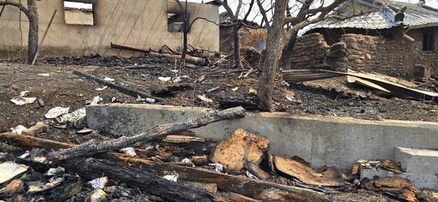 경북 의성군 의성읍 철파리 한 주택이 22일 발생한 산불로 전소됐다. 주민들은 인근 의성체육관으로 긴급 대피한 상태다. 23일 경북 의성군 안평면 석탑1리 야산에서 산불이 능선을 타고 번지고 있다.