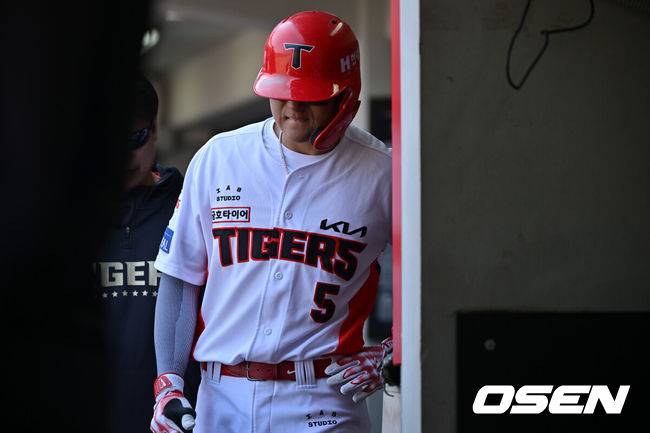 [OSEN=광주, 조은정 기자]22일 광주KIA챔피언스필드에서 2025 신한 SOL Bank KBO리그 KIA 타이거즈와 NC 다이노스의 개막전이 열렸다. 홈팀이자 디펜딩 챔피언 KIA는 에이스 제임스 네일을 출격, 원정팀 NC는 새 외국인 투수 로건 앨런을 선발로 내세웠다. 3회말 1사 KIA 김도영이 안타를 날린 후 햄스트링 통증을 호소하며 윤도현으로 교체됐다. 김도영이 입술을 깨물고 라커룸으로 향하고 있다. 2025.03.22 /cej@osen.co.kr