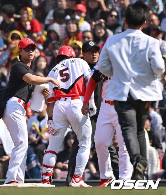 [OSEN=광주, 조은정 기자]22일 광주KIA챔피언스필드에서 2025 신한 SOL Bank KBO리그 KIA 타이거즈와 NC 다이노스의 개막전이 열렸다. 홈팀이자 디펜딩 챔피언 KIA는 에이스 제임스 네일을 출격, 원정팀 NC는 새 외국인 투수 로건 앨런을 선발로 내세웠다. 3회말 1사 KIA 김도영이 안타를 날린 후 햄스트링 통증을 호소하며 윤도현으로 교체됐다. 2025.03.22 /cej@osen.co.kr