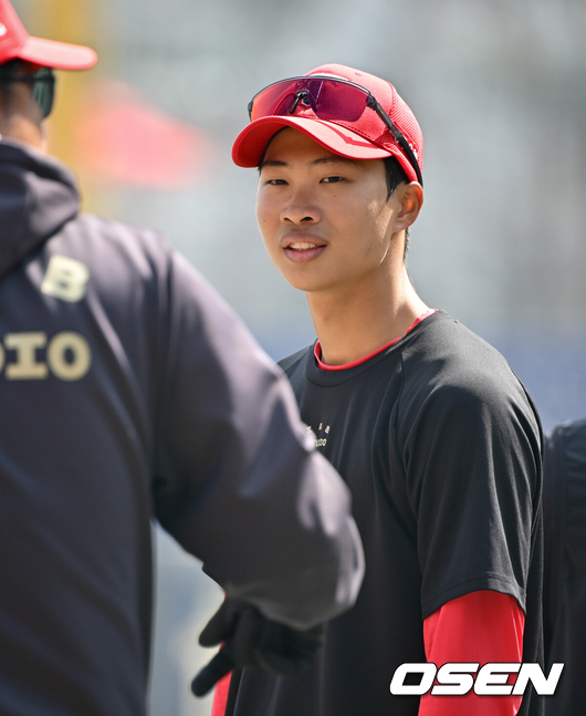 [OSEN=조은정 기자]22일 광주KIA챔피언스필드에서 2025 신한 SOL Bank KBO리그 KIA 타이거즈와 NC 다이노스의 개막전이 열린다.홈팀이자 디펜딩 챔피언 KIA는 에이스 제임스 네일을 출격, 원정팀 NC는 새 외국인 투수 로건 앨런을 선발로 내세웠다.KIA 박재현이 훈련을 하고 있다. 2025.03.22 /cej@osen.co.kr