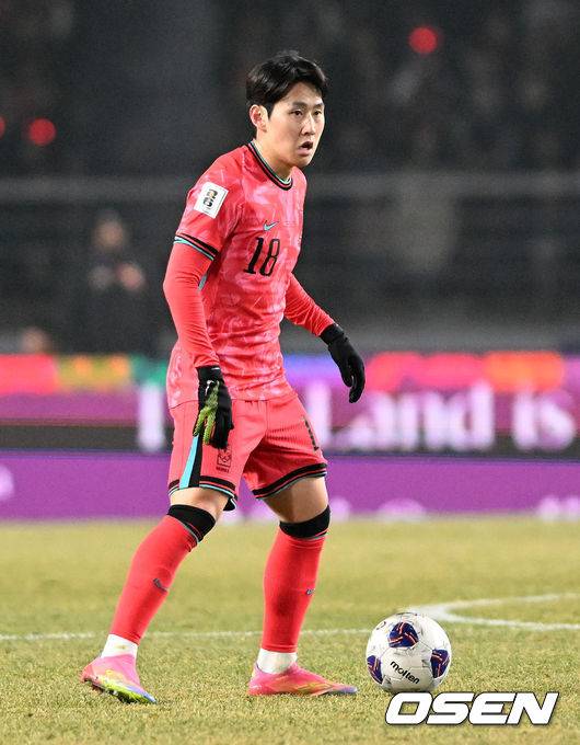 [OSEN=고양, 이대선 기자] 대한민국 대표팀이 홈에서 오만에 1-1로 비겼다.&nbsp;홍명보(56)&nbsp;감독이 이끄는 한국 축구 대표팀은 20일 오후 8시 고양종합운동장에서 열린 2026 국제축구연맹(FIFA) 북중미 월드컵 아시아지역 3차 예선 B조 7차전 오만과 맞대결을 치러 1-1로 비겼다.이로써 한국은 승점 15점(4승 3무)을 기록하며 B조 1위를 유지했다.후반 한국 이강인이 드리블 돌파를 하고 있다. 2025.03.20 /sunday@osen.co.kr