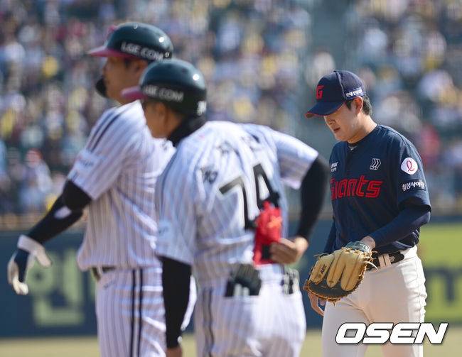 [OSEN=잠실, 김성락 기자] 22일 서울 잠실야구장에서 2025 신한 SOL Bank KBO리그 LG 트윈스와 롯데 자이언츠의 개막전이 열렸다.홈팀인 LG 트윈스는 새 외인 치리노스를 선발로, 원정팀 롯데 자이언츠는 반즈를 선발로 내세웠다.4회말 1사 LG 문보경의 1루수 땅볼 때 롯데 1루수 나승엽이 포구실책을 범한 뒤 아쉬워하고 있다. 2025.03.22 / ksl0919@osen.co.kr