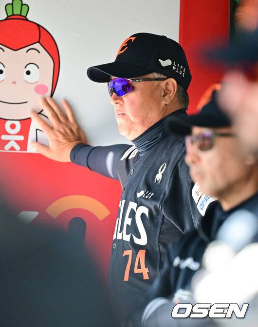 [OSEN=수원, 박준형 기자] 22일 수원KT위즈파크에서 ‘2025 신한 SOL BANK KBO리그’ KT 위즈와 한화 이글스의 개막경기가 진행됐다.이날 홈팀 KT는 헤이수스를, 어웨이팀 한화는 폰세를 선발투수로 내세웠다. 4회말 한화 김경문 감독이 경기를 지켜보고 있다. 2025.03.22 / soul1014@osen.co.kr