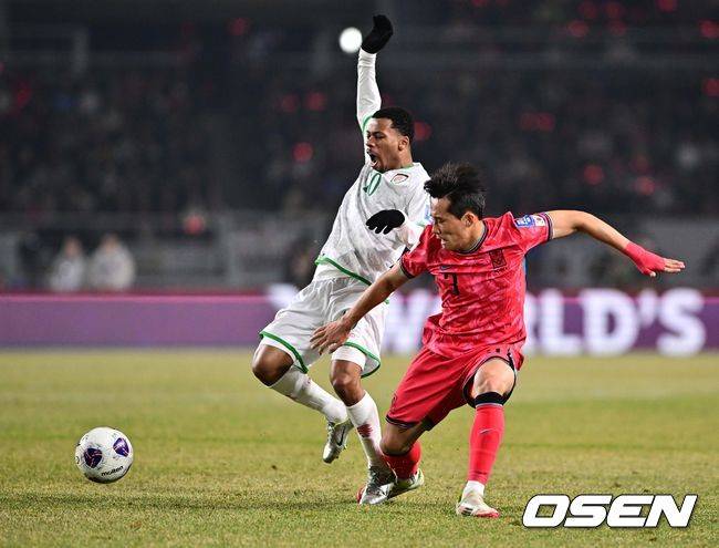 [OSEN=고양, 조은정 기자]20일 오후 경기도 고양종합운동장에서 2026 국제축구연맹(FIFA) 북중미 월드컵 아시아지역 3차 예선 B조 7차전 한국과 오만의 경기가 열렸다.승점 14점(4승 2무)으로 B조 1위를 유지하고 있는 한국이 오만전과 25일 예정된 요르단전에서 모두 승리해 승점 6점을 얻어낸다면,&nbsp;6월&nbsp;예정된&nbsp;이라크, 쿠웨이트와 경기 결과와 상관없이 11회 연속 월드컵 본선 진출을 &nbsp;확정 짓는다. 전반 한국 이태석이 오만 공을 스틸하고 있다. 2025.03.20 /cej@osen.co.kr