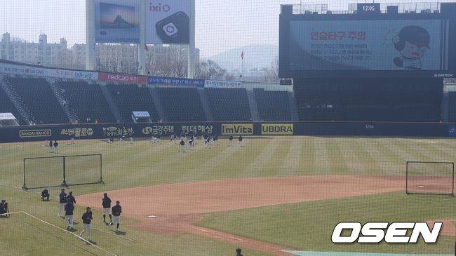 [OSEN=잠실, 한용섭 기자]&nbsp; 롯데 자이언츠 선수들이 23일 잠실구장에서 워밍업을 시작하고 있다. /orange@osen.co.kr