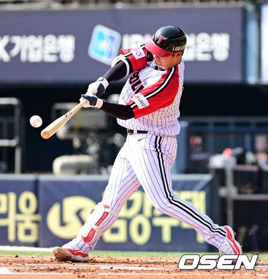 [OSEN=잠실, 지형준 기자] 23일 오후 서울 잠실야구장에서 2025 신한 SOL Bank KBO리그 LG 트윈스와 롯데 자이언츠의 경기가 열렸다.이날 LG는 손주영, 롯데는 박세웅을 선발로 내세웠다.1회말 2사 2루에서 LG 문보경이 선제 우중월 투런포를 날리고 있다. 2025.03.23 / jpnews@osen.co.kr
