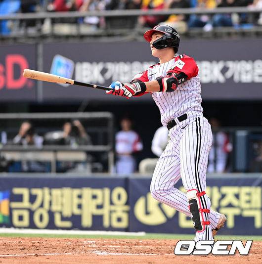 [OSEN=잠실, 지형준 기자] 23일 오후 서울 잠실야구장에서 2025 신한 SOL Bank KBO리그 LG 트윈스와 롯데 자이언츠의 경기가 열렸다.이날 LG는 손주영, 롯데는 박세웅을 선발로 내세웠다.8회말 2사 3루에서 LG 문정빈이 좌월 투런포를 날리고 있다. 2025.03.23 / jpnews@osen.co.kr