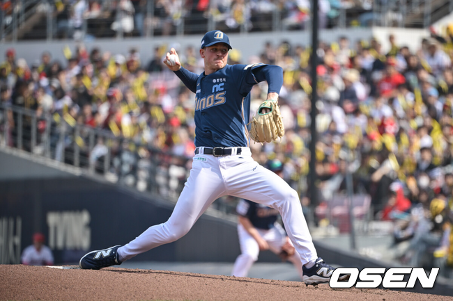 [OSEN=광주, 조은정 기자]23일 광주KIA챔피언스필드에서 2025 신한 SOL Bank KBO리그 KIA 타이거즈와 NC 다이노스의 경기가 열린다.홈팀 KIA는 양현종을, 원정팀 NC는 라일리를 선발 투수로 내세웠다.NC 선발 라일리가 역투하고 있다. 2025.03.23 /cej@osen.co.kr