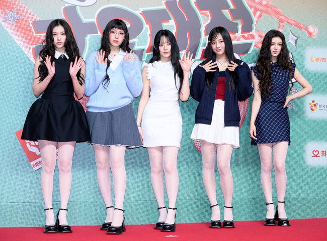 [OSEN=이대선 기자] 25일 오후 인천 중구 인스파이어 리조트 그랜드 볼룸에서 2024 SBS 가요대전 레드카펫 행사가 열렸다.이번 ‘가요대전’에는 8년 만에 돌아온 지드래곤을 비롯해 키(KEY), 2NE1, NCT 127, NCT DREAM, Stray Kids (스트레이 키즈), (여자)아이들, ATEEZ(에이티즈), WayV, ITZY, 투모로우바이투게더, 이영지, CRAVITY, TREASURE(트레저), aespa, ENHYPEN(엔하이픈), IVE, NMIXX, LE SSERAFIM, 뉴진스(NewJeans), BOYNEXTDOOR, ZEROBASEONE, 라이즈(RIIZE), TWS 투어스), NCT WISH, 아일릿(ILLIT), BABYMONSTER, NEXZ, izna(이즈나)까지 총 29팀이 출연한다.그룹 뉴진스가 레드카펫을 밟고 있다. 2024.12.25 /sunday@osen.co.kr