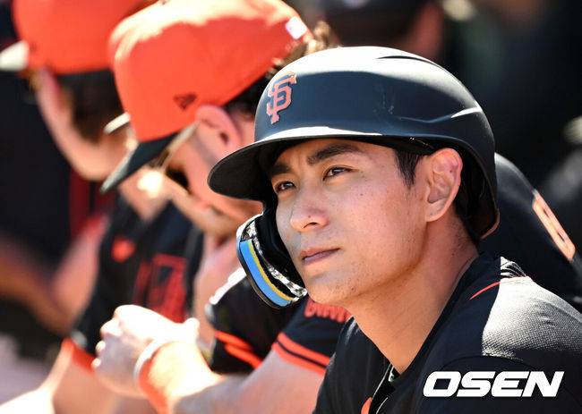 [OSEN=애리조나(미국), 이대선 기자] 샌프란시스코 자이언츠 이정후가 더그아웃에서 미소를 짓고 있다. 2025.02.23 / sunday@osen.co.kr