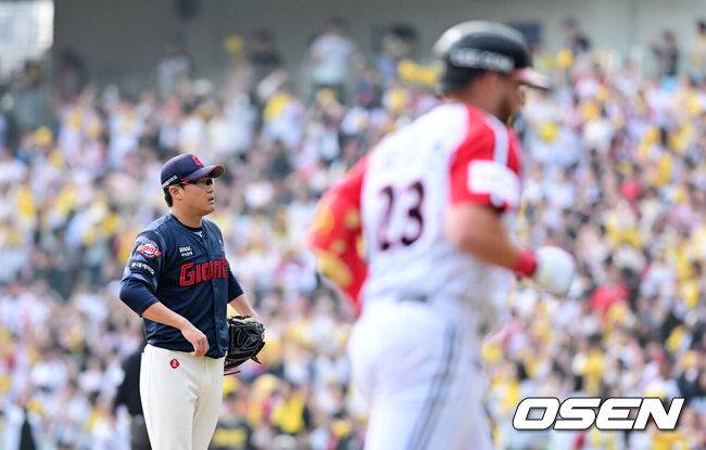 [OSEN=잠실, 지형준 기자] 23일 오후 서울 잠실야구장에서 2025 신한 SOL Bank KBO리그 LG 트윈스와 롯데 자이언츠의 경기가 열렸다.이날 LG는 손주영, 롯데는 박세웅을 선발로 내세웠다.5회말 2사에서 롯데 박세웅이 LG 오스틴에 좌월 솔로포를 허용하며 아쉬워하고 있다. 2025.03.23 / jpnews@osen.co.kr