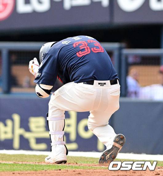 [OSEN=잠실, 지형준 기자] 23일 오후 서울 잠실야구장에서 2025 신한 SOL Bank KBO리그 LG 트윈스와 롯데 자이언츠의 경기가 열렸다.이날 LG는 손주영, 롯데는 박세웅을 선발로 내세웠다.8회초 2사 만루에서 롯데 손호영이 3루 라인드라이브 타구가 LG 문보경의 호수비에 아웃되며 아쉬워하고 있다. 2025.03.23 / jpnews@osen.co.kr