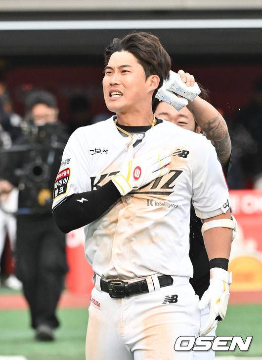 [OSEN=수원, 박준형 기자] 역시 끝내주는 사나이는 달랐다.프로야구 KT 위즈는 23일 수원KT위즈파크에서 열린 2025 신한 SOL뱅크 KBO리그 한화 이글스와의 시즌 2차전에서 연장 11회 접전 끝 5-4 끝내기승리를 거뒀다.&nbsp;연장11회말 KT 배정대가 끝내기 안타를 날리고 기뻐하고 있다.    2025.03.23 / soul1014@osen.co.kr