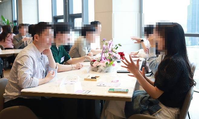 지난해 5월 세종시 코트야드메리어트호텔 스카이라운지에서 열린 ‘미혼남녀 인연만들기’ 행사 모습. 세종시 제공
