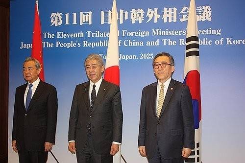 조태열(오른쪽) 외교부 장관과 왕이(왼쪽) 중국 공산당 중앙외사판공실 주임(외교부장 겸임), 이와야 다케시 일본 외무상이 한중일 외교장관 회의 하루 전인 21일 일본 도쿄 시내 호텔에 마련된 만찬장에 들어가기 전 기념 촬영을 하고 있다. 2025.3.21 도쿄 연합뉴스