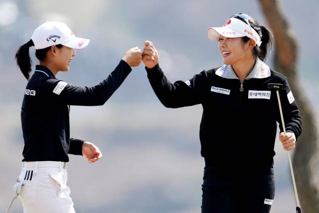 대회 3연패를 차지한 롯데의 황유민(왼쪽)과 이소영. 사진 제공=대회 조직위