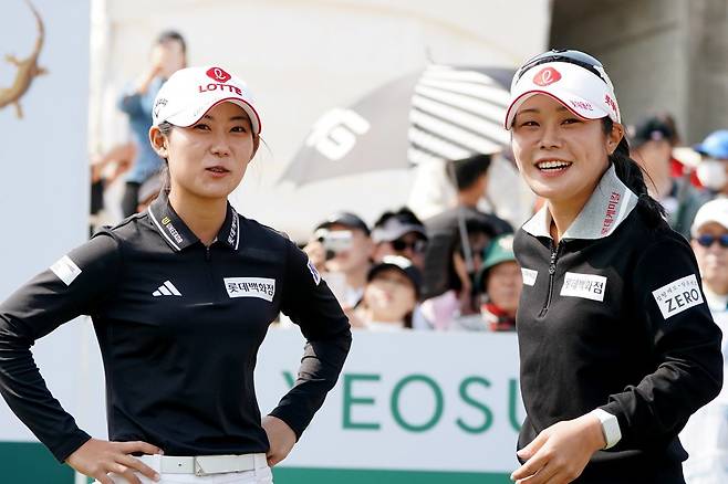 롯데 황유민(왼쪽)과 이소영이  신비동물원∙디오션 컵 골프구단 대항전 최종 라운드에서 환한 표정을 짓고 있다. 사진제공  |   대회조직위원회