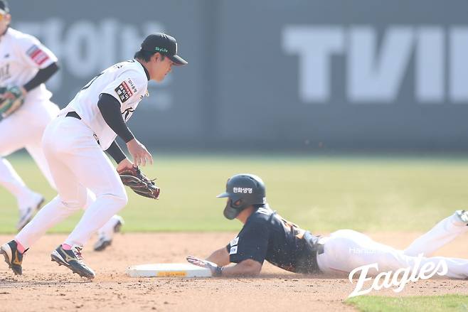 한화 이원석이 22일 KT와 수원 개막전에서 7회 도루를 하고 있다. 한화 이글스 제공
