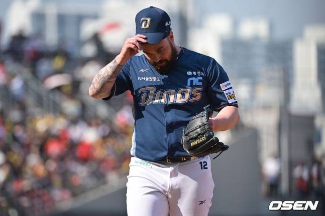 NC 1선발 로건 앨런이 22일 광주-KIA챔피언스필드에서 2025 신한 SOL 뱅크 KBO 리그 KIA 타이거즈와 개막전에서 5회 자신의 투구를 마친 뒤 더그아웃으로 향하고 있다.