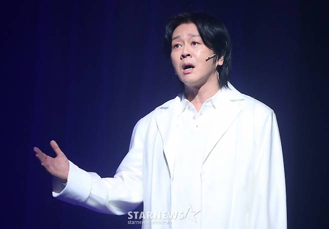 가수 윤도현이 29일 오후 서울 구로구 디큐브 링크아트센터에서 진행된 뮤지컬 '광화문 연가' 프레스콜에 참석해 열연을 하고 있다. '광화문연가'는 생의 마지막 순간을 앞둔 '명우'와 그를 추억 여행으로 이끄는 인연술사 '월하'가 삶의 소중한 순간들을 들여다보는 이야기를 담은 작품이다. 내년 1월 5일까지 공연된다. 2024.10.29 /사진=김창현 chmt@