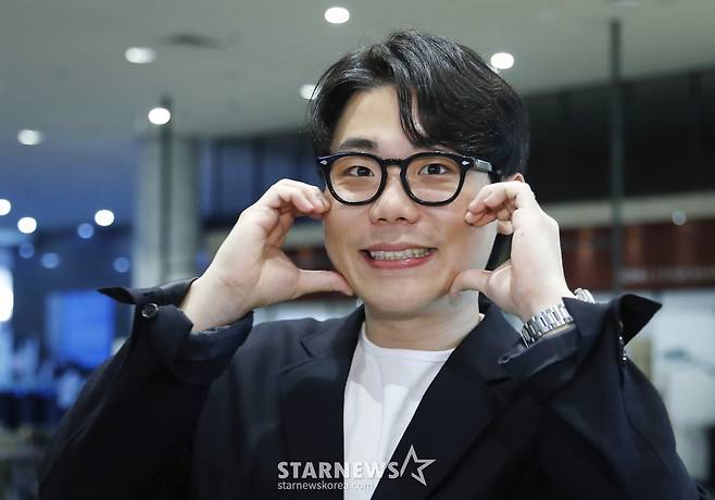 (서울=뉴스1) 권현진 기자 = 코미디언 송필근이 서울 영등포구 KBS 신관 카페에서 열린 인터뷰에 앞서 포즈를 취하고 있다.   송필근은 KBS 27기 공채 개그맨으로 출신으로 지난해 초 괴사성 급성 췌장염 투병으로 힘든 시기를 보냈다. 현재 건강을 회복해 부활한 KBS 2TV '개그콘서트' '심곡파출소' 코너에 출연해 인기를 끌고 있다. 2024.6.11/뉴스1  Copyright (C) 뉴스1. All rights reserved. 무단 전재 및 재배포,  AI학습 이용 금지. /사진=(서울=뉴스1) 권현진 기자