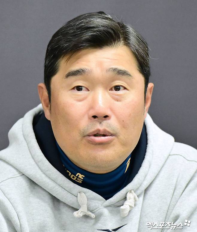 23일 오후 광주기아챔피언스필드에서 열리는 '2025 신한 SOL Bank KBO리그' NC 다이노스와 KIA 타이거즈의 경기, NC 이호준 감독이 취재진과 대화를 나누고 있다. 광주, 김한준 기자