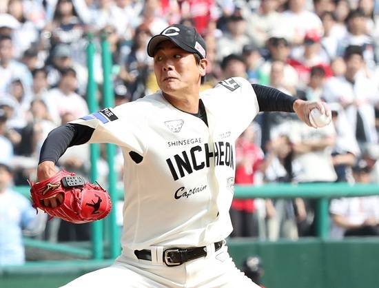 SSG 랜더스 투수 김광현이 23일 문학 두산전에 선발 등판해 5.2이닝 8탈삼진 2실점으로 시즌 첫 승과 함께 팀 개막 2연승을 이끌었다. SSG 랜더스