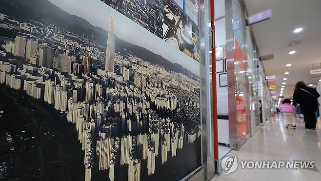 토허제 재지정 및 확대에 시장 혼란 (서울=연합뉴스) 김인철 기자 = 정부가 토지거래허가구역 해제를 번복하고 강남 3구(강남·서초·송파) 및 용산구 아파트로까지 지정 대상 지역을 전격적으로 확대하면서 시장에 혼란이 더해지고 있는 20일 서울 송파구의 부동산 중개업소 모습. 2025.3.20 yatoya@yna.co.kr