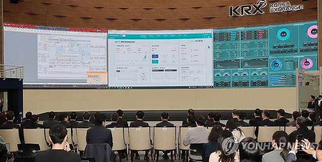 한국거래소 NSDS 불법 공매도 적출 시연 (서울=연합뉴스) 김인철 기자 = 19일 서울 영등포구 여의도 한국거래소에서 열린 공매도 전산 시스템 구축 시연회에서 NSDS감리1팀 및 KB증권 관계자들이 모의 데이터를 이용한 불법 공매도 적출을 시연하고 있다. 2025.3.19 yatoya@yna.co.kr