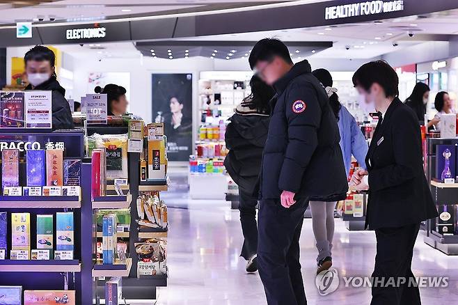 면세점에서 쇼핑하는 관광객들 [연합뉴스 자료사진]