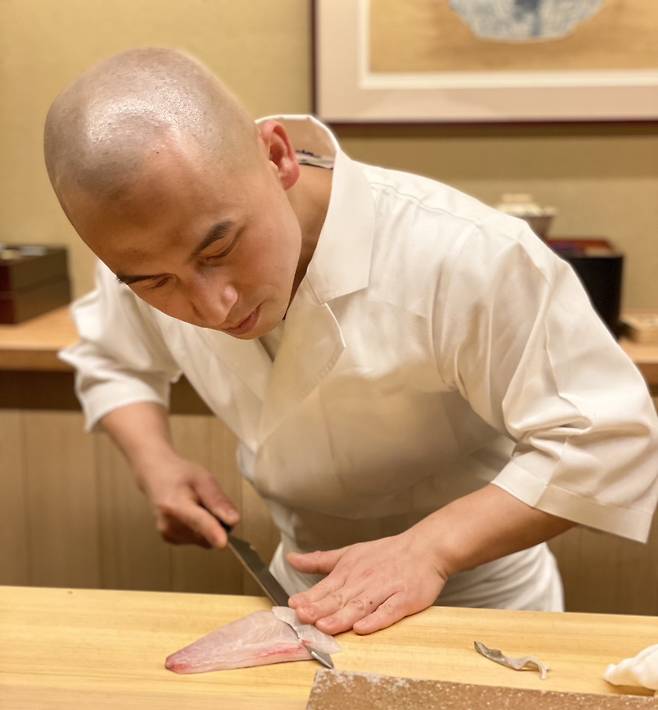 생선 자르는 문경환 셰프 [문경환 제공. 본 기사 내장 사진 외에 타 용도로 사용 금지, 재판매 및 DB 금지]