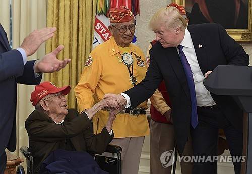 트럼프 대통령이 2017년 백악관에서 나바호족 암호병을 만난 모습  [AP=연합뉴스 자료사진. 재판매 및 DB금지]