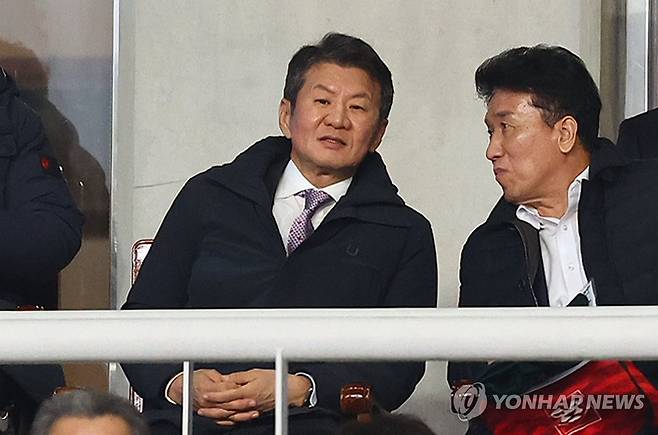 오만전 찾은 정몽규 회장 (고양=연합뉴스) 서대연 기자 = 20일 경기도 고양종합운동장에서 열린 2026 북중미 월드컵 아시아 3차 예선 B조 7차전 대한민국과 오만의 경기. 
    정몽규 축구협회장이 경기 시작을 기다리고 있다. 2025.3.20 dwise@yna.co.kr